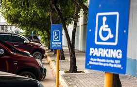 За паркування на місцях для людей з інвалідністю штрафуватимуть на 5100 грн